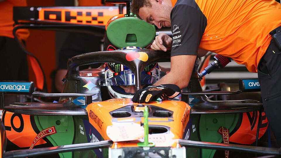 Alex Dunne im McLaren-Cockpit