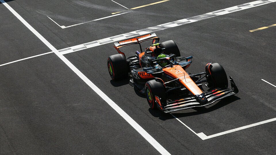 Lando Norris fährt auf Start-Ziel-Geraden Lando Norris fährt auf Start-Ziel-Geraden