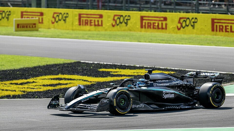 George Russell im Mercedes auf der Strecke