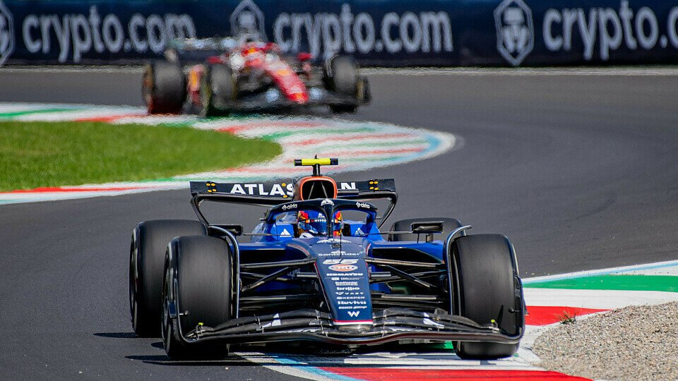 Carlos Sainz fährt vor Lewis Hamilton