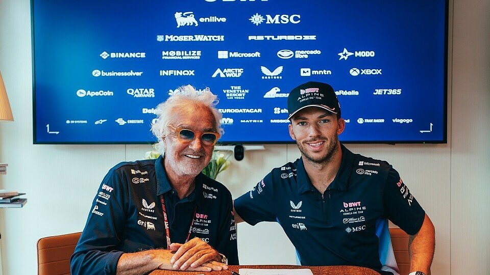 Alpines Formel-1-Boss Flavio Briatore unterzeichnet zusammen mit Fahrer Pierre Gasly einen neuen Vertrag Alpines Formel-1-Boss Flavio Briatore unterzeichnet zusammen mit Fahrer Pierre Gasly einen neuen Vertrag