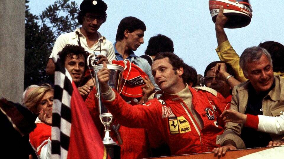 Niki Lauda feiert ersten WM-Titel mit Ferrari Niki Lauda feiert ersten WM-Titel mit Ferrari