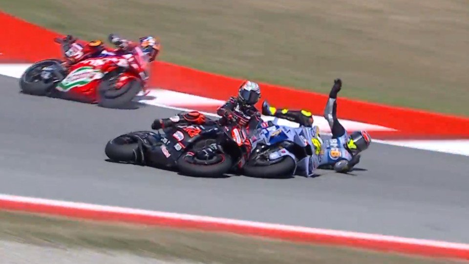 Fermin Aldeguer krachte im MotoGP-Sprint von Barcelona in Marco Bezzecchi, Foto: MotoGP.com/Screenshot