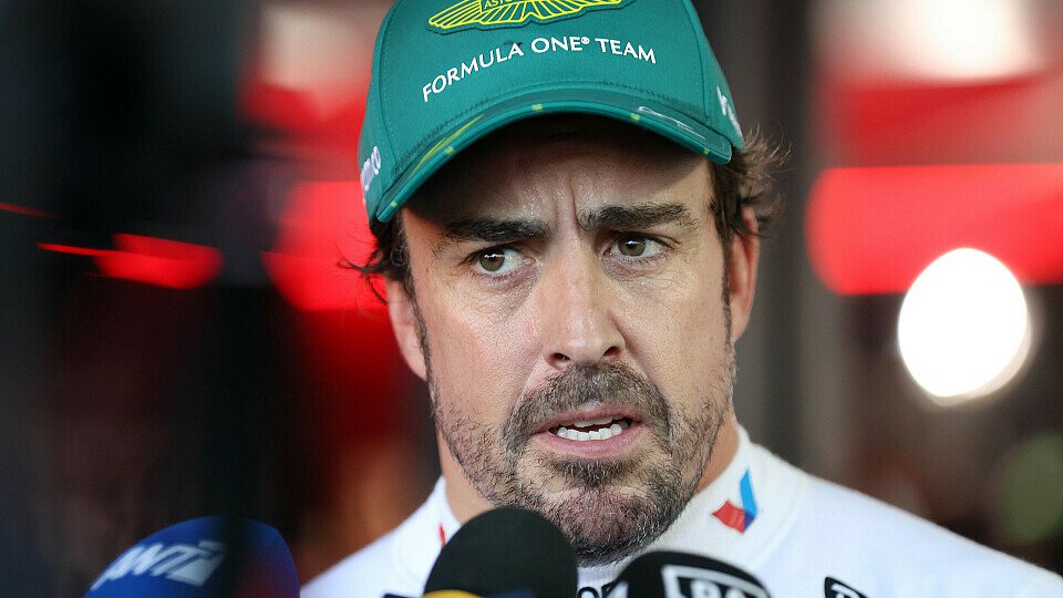 Fernando Alonso vor Mikrofonen der Journalisten Fernando Alonso vor Mikrofonen der Journalisten