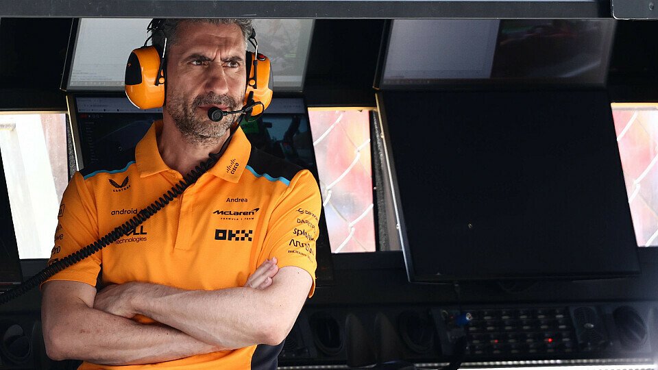 McLaren-Teamchef Andrea Stella am Kommandostand McLaren-Teamchef Andrea Stella am Kommandostand