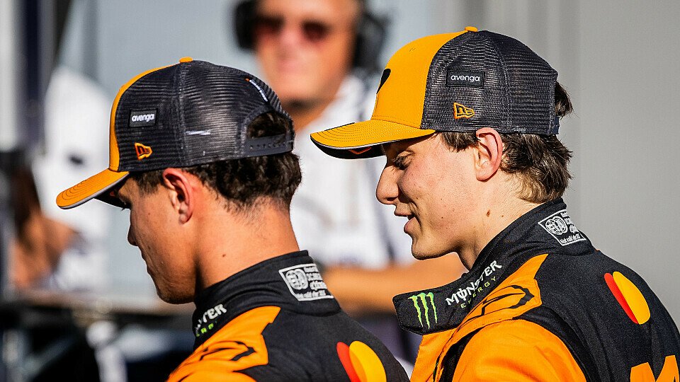Lando Norris und Oscar Piastri sprechen im Parc ferme in Monza Lando Norris und Oscar Piastri sprechen im Parc ferme in Monza