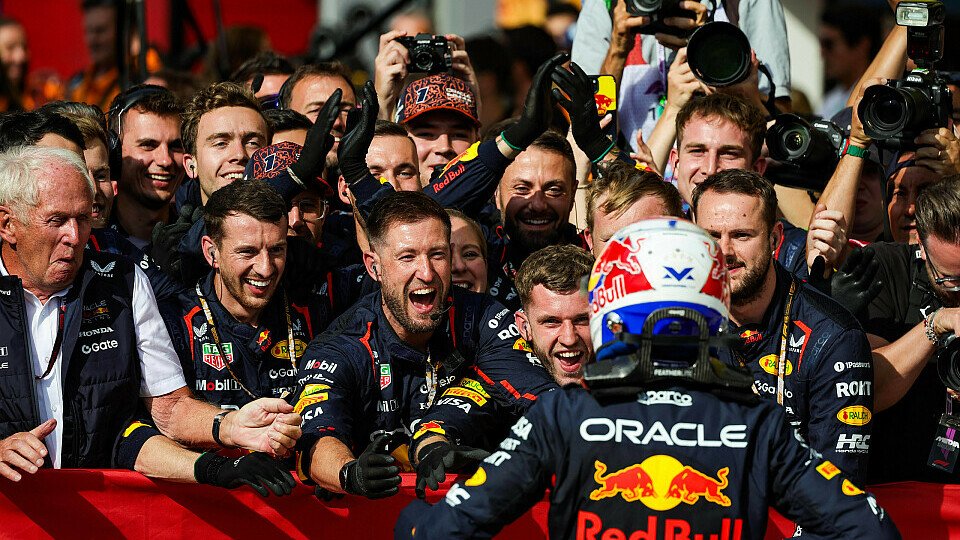 Max Verstappen und Red-Bull-Team feiert Sieg
