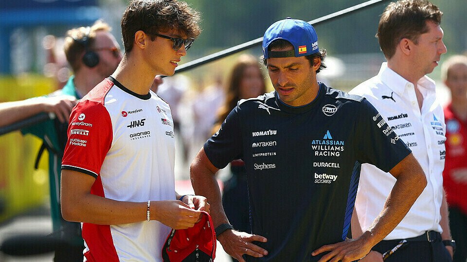 Oliver Bearman mit Williams-Pilot Carlos Sainz