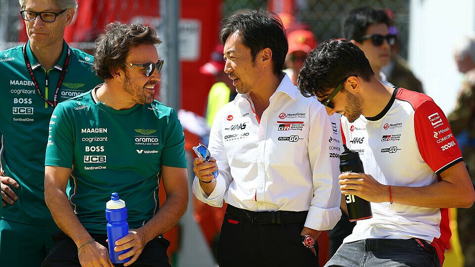 Haas-Teamchef Ayao Komatsu mit Esteban Ocon und Aston Martin-Pilot Fernando Alonso