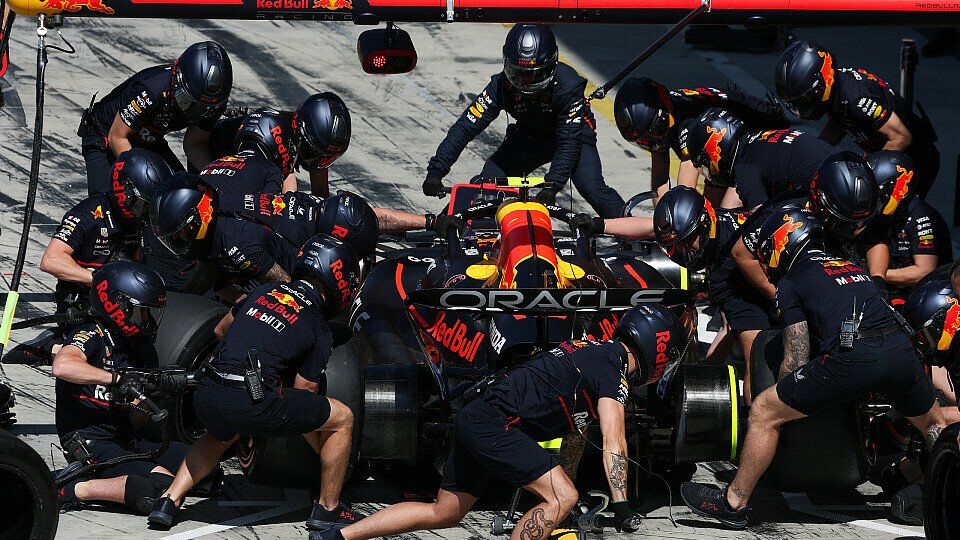 Red Bull-Crew beim Boxenstopp