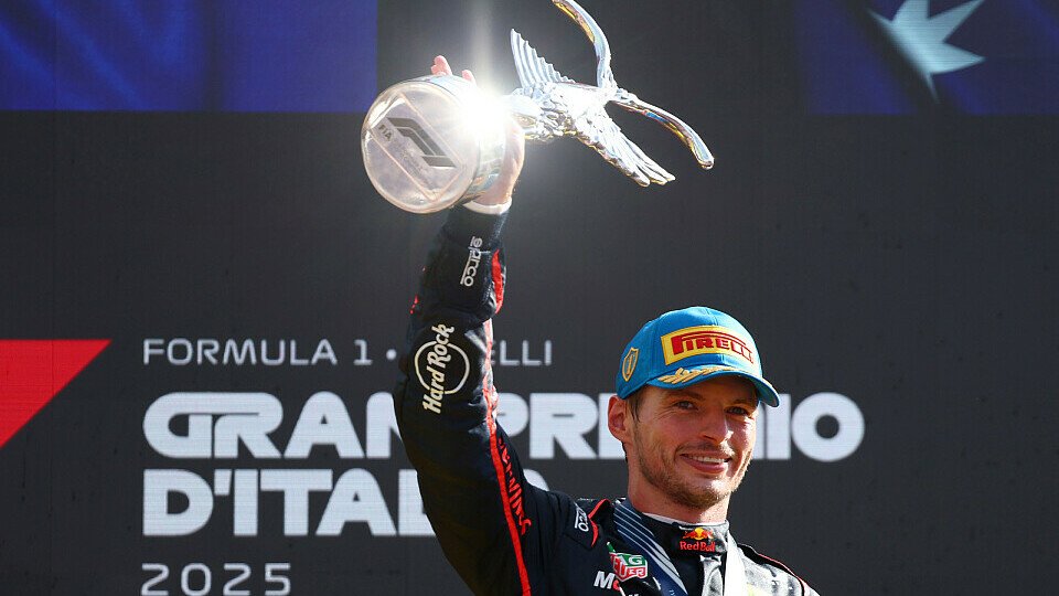 Max Verstappen mit Siegerpokal