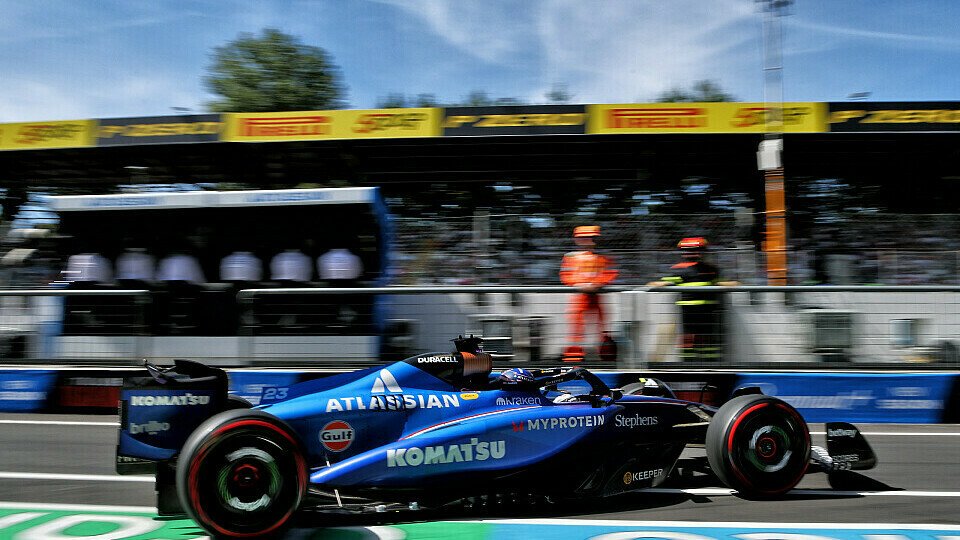 Alex Albon in der Ausfahrt der Boxengasse