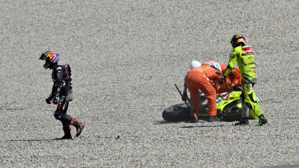 Franco Morbidelli und Jorge Martin stehen im Kiesbett nach Kollision