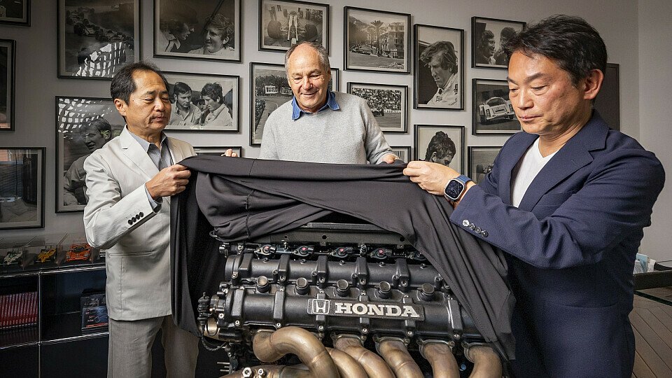Toyoharu Tanabe, Gerhard Berger und Koji Watanabe enthüllen einen restaurierten F1-V12