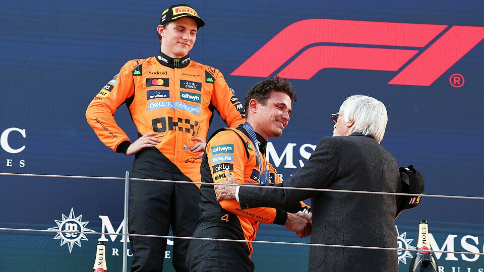 Bernie Ecclestone übergibt die Sieger-Medaille in Spielberg (Österreich) an Lando Norris (McLaren); Oscar Piastri schaut zu