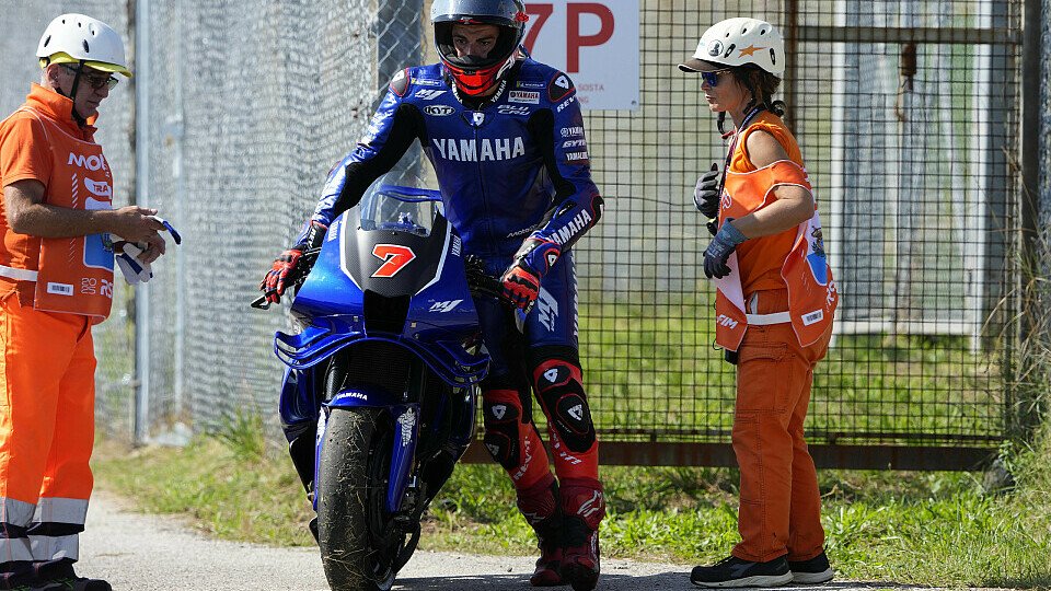 Augusto Fernandez stellt seine V4-Yamaha im Training ab