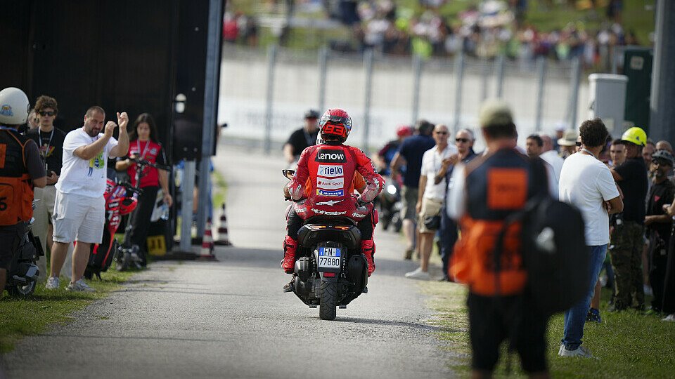 Marc Marquez wurde nach seinem Sturz im Misano-Sprint Opfer von unrühmlichem Fanverhalten, Foto: MotoGP Press