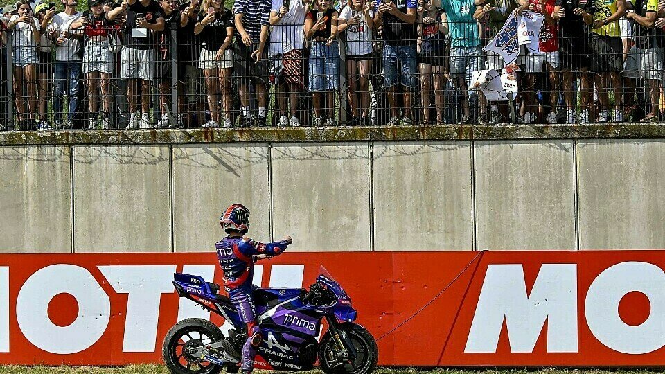 Jack Miller wirft Fans seine Handschuhe zu