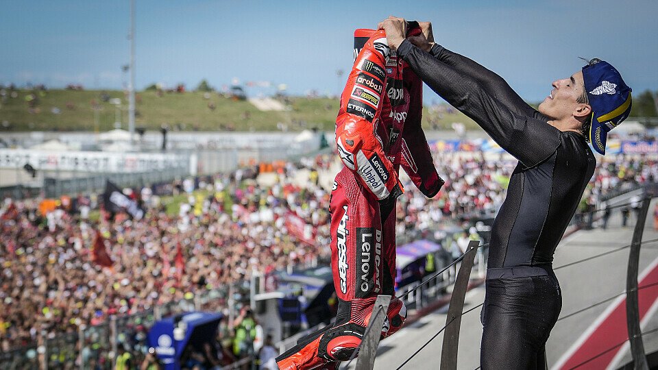 Marc Marquez jubelte auf dem MotoGP-Podest in Misano im Stile von Fußball-Superstar Lionel Messi.