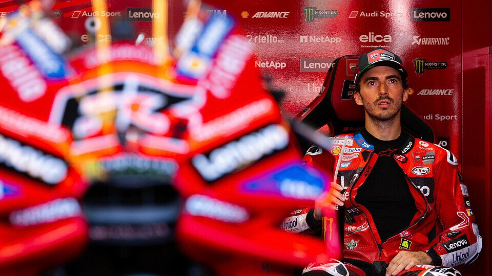 Francesco Bagnaia sitzt in der Ducati-Box