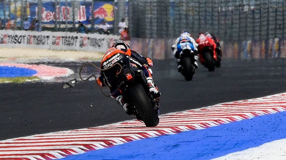 Pedro Acostas KTM fliegt die Kette weg