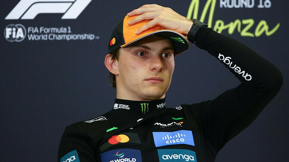 Oscar Piastri greift sich in der Pressekonferenz von Monza auf den Kopf