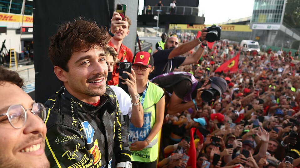 Ferrari-Pilot Charles Leclerc feiert seinen Monza-Sieg mit Fans