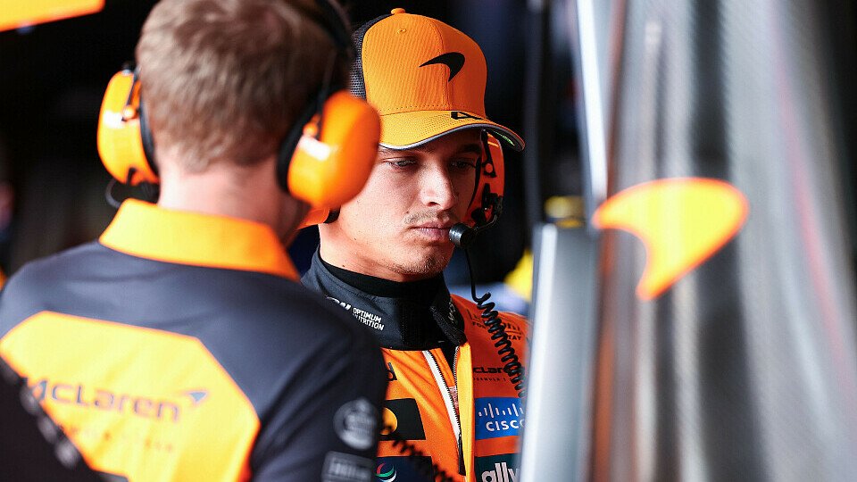 Lando Norris verfolgt Training vom Kommandostand