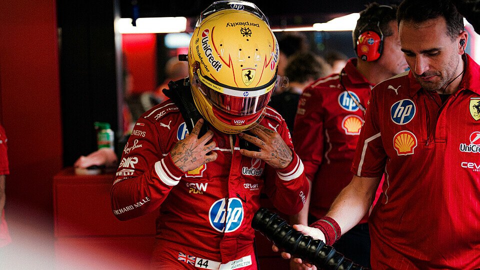 Lewis Hamilton macht sich in der Ferrari-Garage bereit für das Training in Baku.