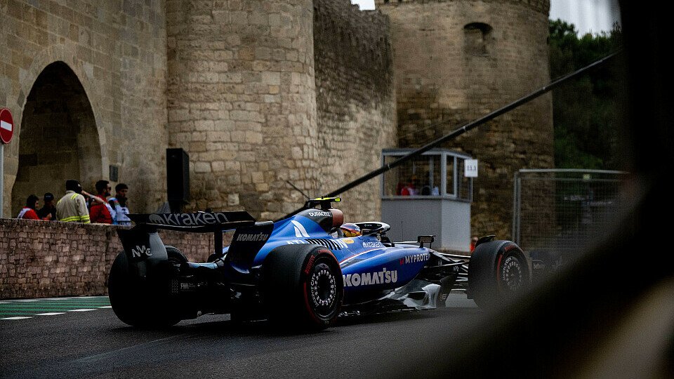 Carlos Sainz fährt mit seinem Williams Formel-1-Auto durch die Burg-Sektion des Baku City Circuits.