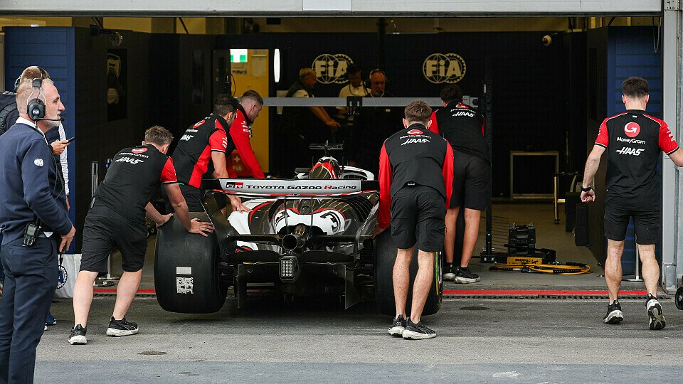 Der Haas von Esteban Ocon wird in Baku in die FIA-Garage geschoben