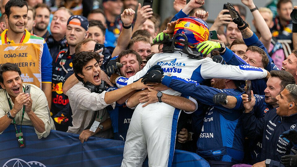 Carlos Sainz (Williams) feiert mit seinem Team P3 nach dem Formel-1-Rennen in Baku (Aserbaidschan) Carlos Sainz (Williams) feiert mit seinem Team P3 nach dem Formel-1-Rennen in Baku (Aserbaidschan)