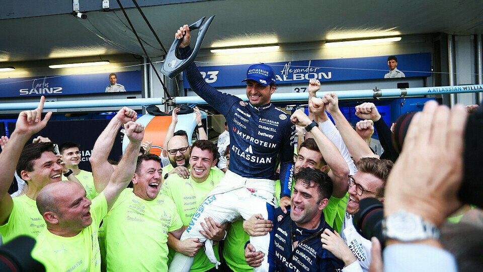 Carlos Sainz (Williams) feiert mit seinem Team P3 nach dem Formel-1-Rennen in Baku (Aserbaidschan) Carlos Sainz (Williams) feiert mit seinem Team P3 nach dem Formel-1-Rennen in Baku (Aserbaidschan)