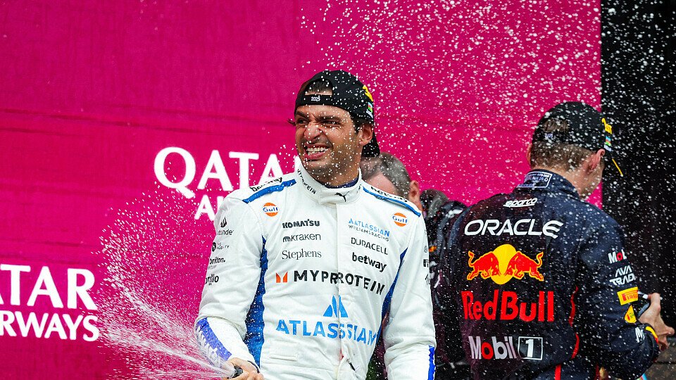 Carlos Sainz (Williams) feiert auf dem Podium nach dem Formel-1-Rennen in Baku (Aserbaidschan); Hintergrund: Max Verstappen