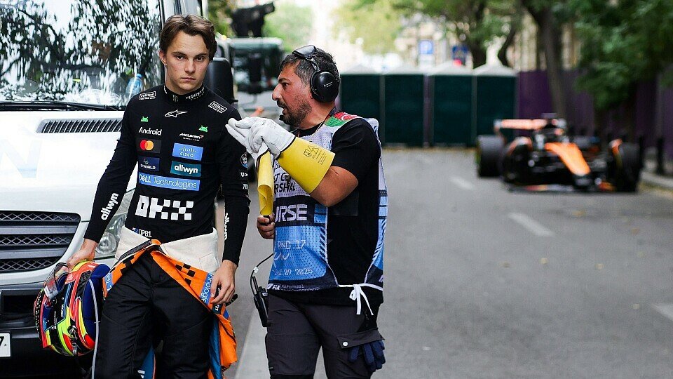 Oscar Piastri wird nach seinem Unfall beim Formel-1-Rennen in Baku von einem Marshall begleitet Oscar Piastri wird nach seinem Unfall beim Formel-1-Rennen in Baku von einem Marshall begleitet