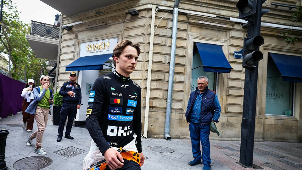 Oscar Piastri (McLaren) auf dem Weg zurück an die Box nach seinem Unfall beim Aserbaidschan-GP in Baku 2025