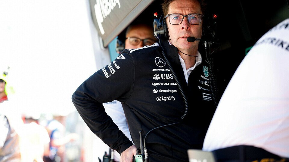 Mercedes Trackside Engineering Director Andrew Shovlin am Kommandostand