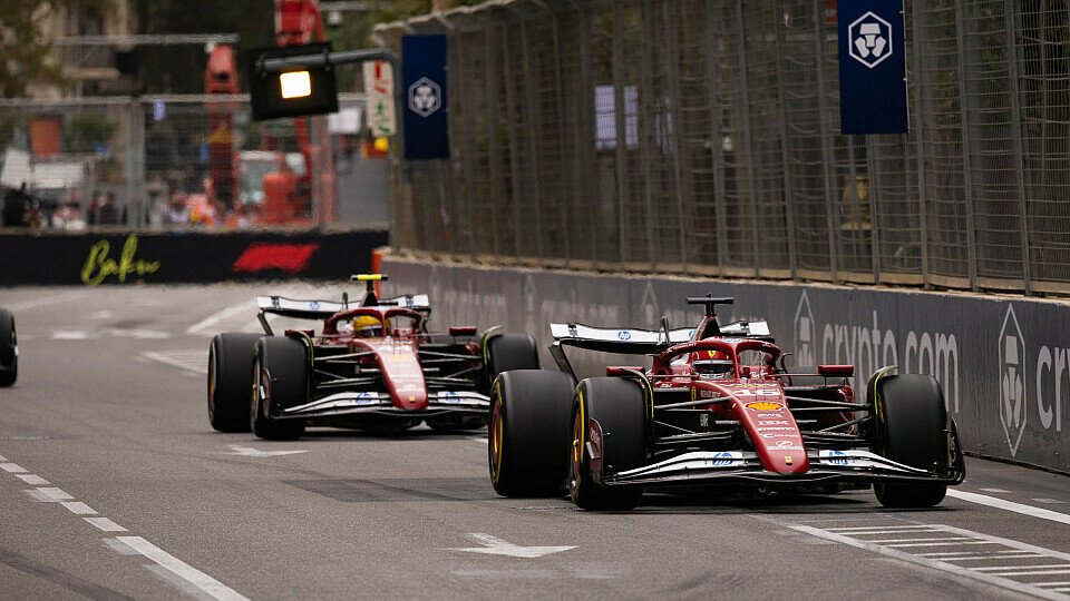 Charles Leclerc fährt vor Lewis Hamilton auf der Strecke