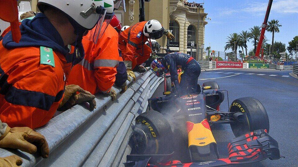 Max Verstappen steigt nach Unfall am Casino aus seinem Red Bull