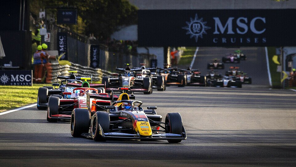 Das Formel-3-Feld fährt unter der Brücke in Monza