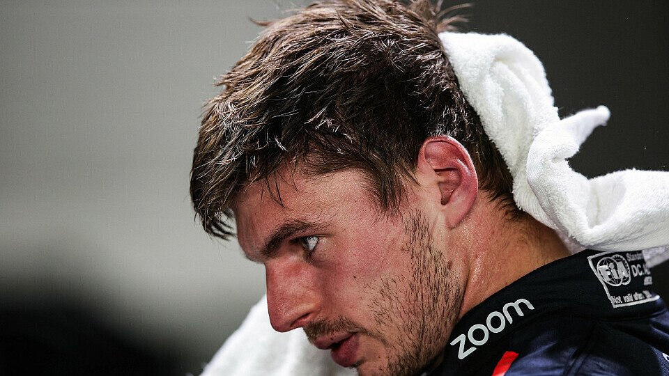 Max Verstappen wischt sich den Schweiß ab