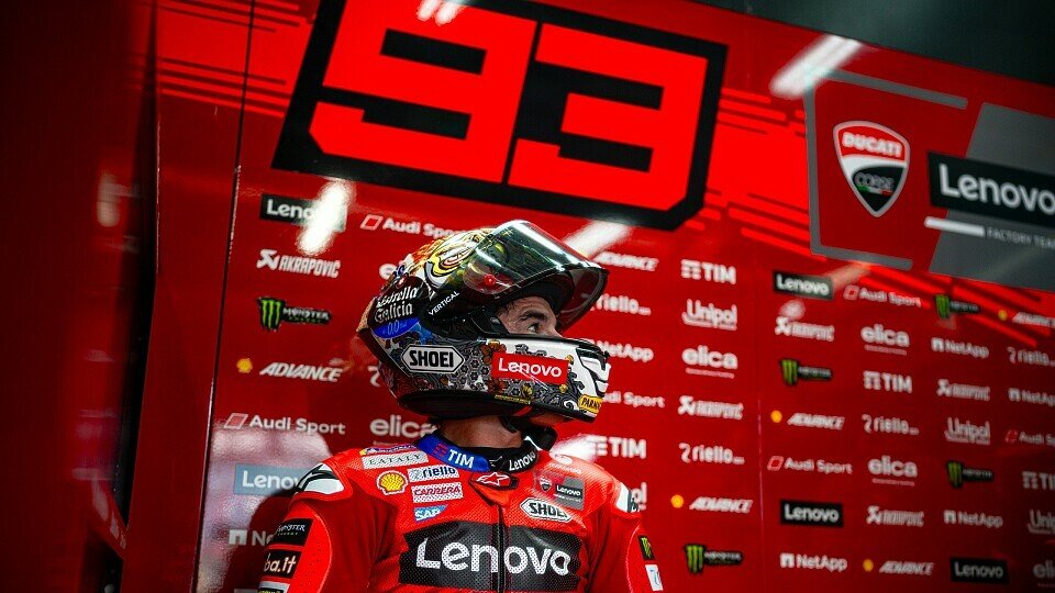 Marc Marquez sitzt in der Ducati-Box