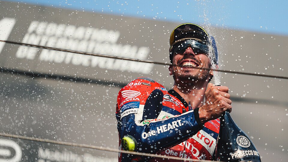 Joan Mir versprüht Champagner auf dem Podium in Motegi