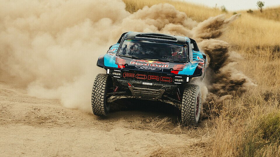 Der Ford Raptor T1+ pilotiert von Sainz Jr. und Sr. Der Ford Raptor T1+ pilotiert von Sainz Jr. und Sr.