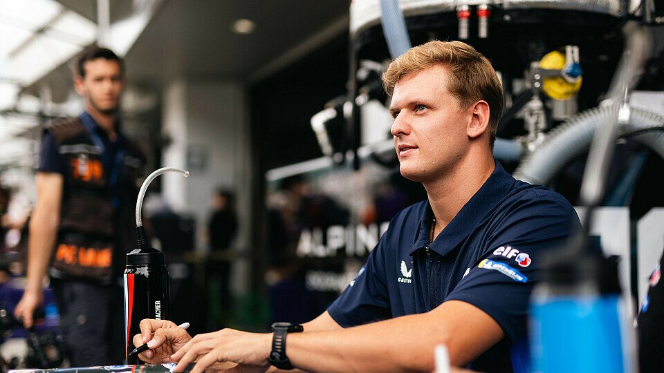 Mick Schumacher gibt Autogramme bei der WEC