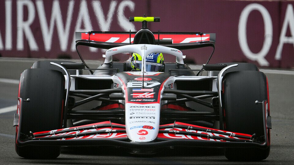 Oliver Bearman in seinem Haas-Boliden auf der Strecke in Baku