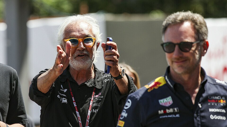 Flavio Briatore gestikuliert im Monaco-Fahrerlager hinter Christian Horner
