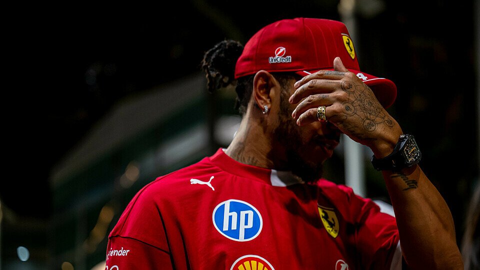 Lewis Hamilton marschiert durch das Paddock Lewis Hamilton marschiert durch das Paddock