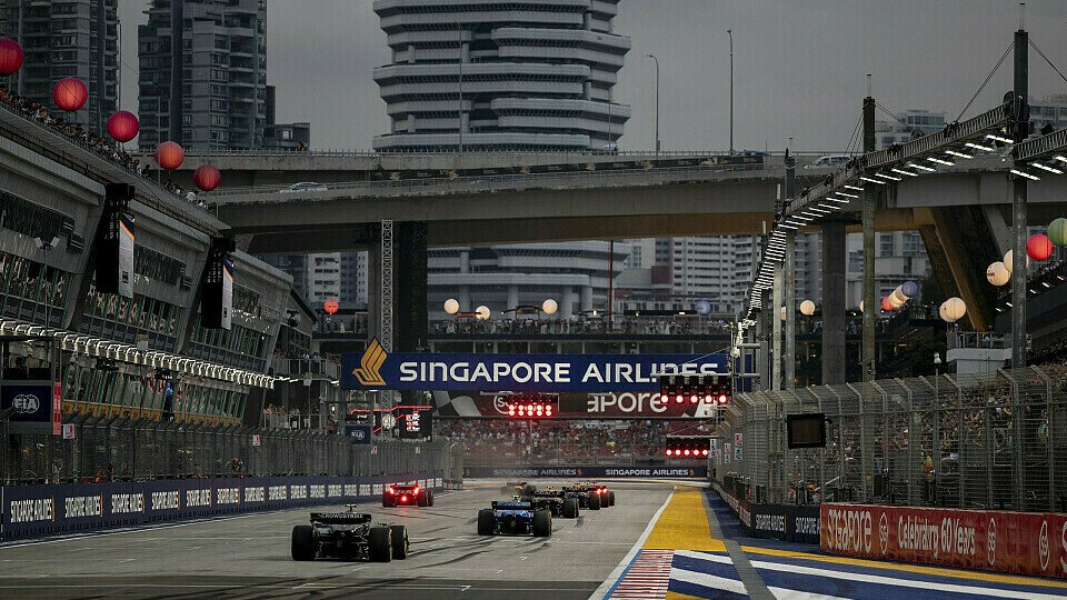 Mehrere F1-Boliden fahren auf der Start-Ziel-Geraden Mehrere F1-Boliden fahren auf der Start-Ziel-Geraden