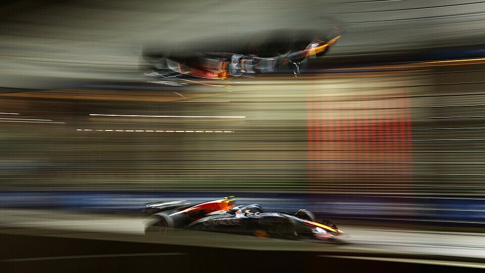 Yuki Tsunoda im Training zum Singapur GP der Formel 1. Sein Red Bull spiegelt sich in einem Gegenstand.